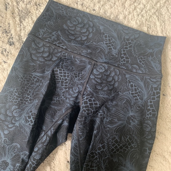 LULULEMON PATTERNED WUNDER UNDER 7/8 - Picture 5 of 6